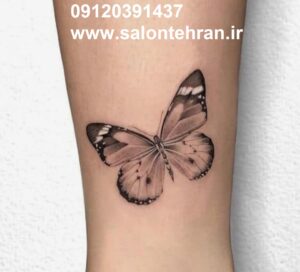 تاتو پروانه روی دست زنانه